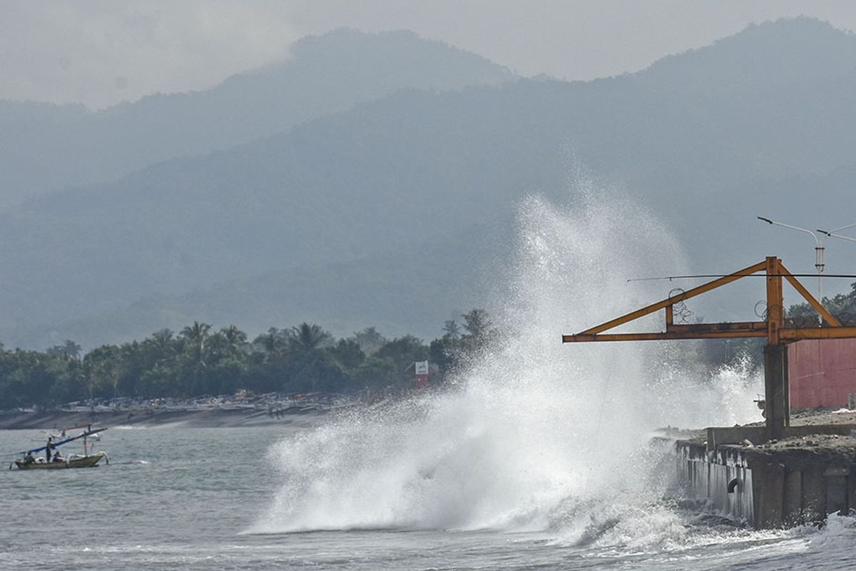 Gelombang tinggi menghantam pinggiran pesisir pantai Ampenan, Mataram, NTB, Rabu (27/5/2020). Menurut keterangan sejumlah nelayan di daerah tersebut gelombang tinggi terjadi sejak  26 Mei 2020 (pukul 03.00 Wita) yang mengakibatkan banjir rob dan sejumlah perahu nelayan rusak diterjang gelombang di Lingkungan Pondok Perasi dan Kampung Bugis.ANTARA FOTO/Ahmad Subaidi/aww.