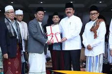 Usai Shalat Idul Adha, Hadi Tjahjanto Bagikan 10 Sertifikat Tanah Wakaf di Malang