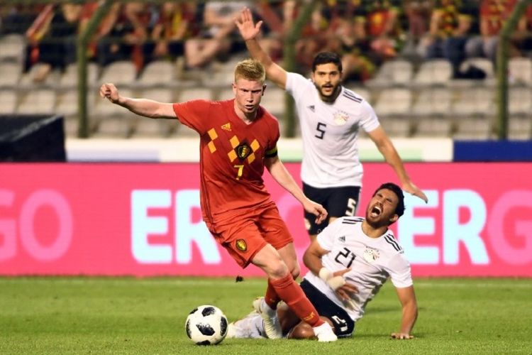 Gelandang Belgia, Kevin De Bruyne, mencoba lewati gelandang Mesir, Trezeguet, pada laga uji coba di Stadion King Baudouin, 6 Juni 2018. 