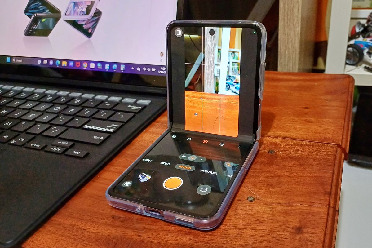 Fitur FlexForm Mode di Oppo Find N2 Flip ketika dipakai membuka aplikasi kamera.