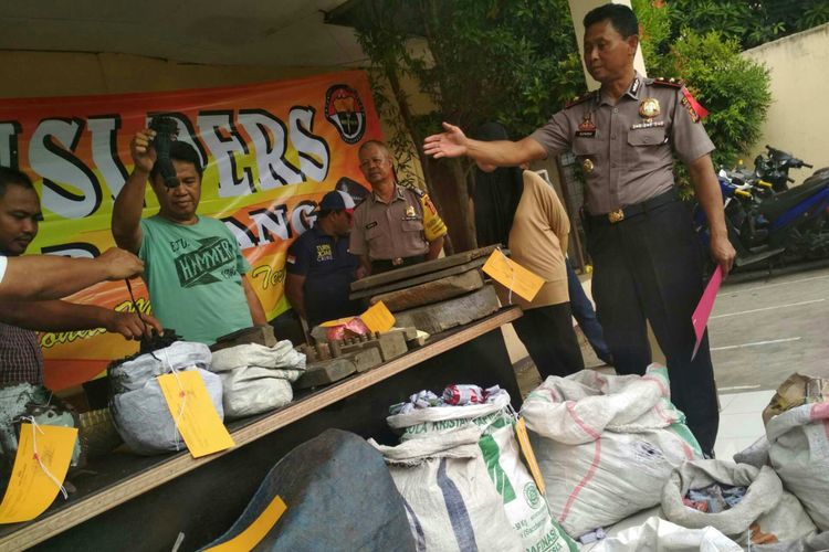 Polsek Rengasdengklok menggerebek pembuatan petasan gulung di tengah semak belukar. Tiga pelaku masih dalam pengejaran petugas.