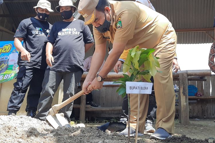 Bupati Blora, Arief Rohman tanam pohon untuk peringati hari air sedunia di Embung Kedungsambi, Klopoduwur, Blora, Senin (22/3/2021)