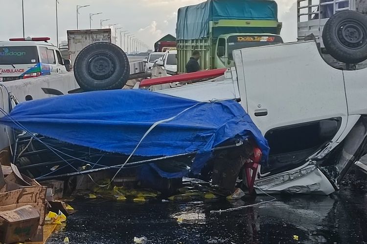 Mobil pikap terbalik di Jembatan Suramadu, Rabu (9/3/2022).