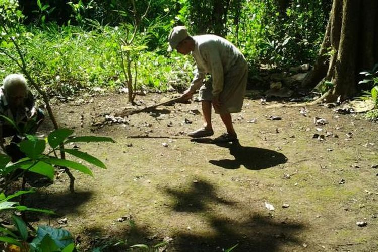 Suparjo dan Babe membersihkan kuburan massal anggota PKI di Kendal, Jawa Tengah.