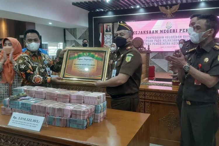 Kejari Pekanbaru saat menerima pengembalian dana reses dari anggota DPRD Kota Pekanbaru senilai Rp 3 miliar, Kamis (24/2/2022).