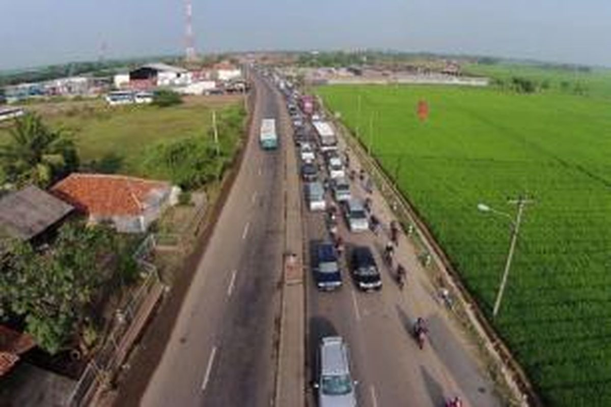 Pemandangan di jalur alternatif Karawang-Cikampek, Jatisari, Karawang, Jawa Barat, Sabtu (27/7/2014). Jalur ini diapit persawahan dnegan tanaman padi.