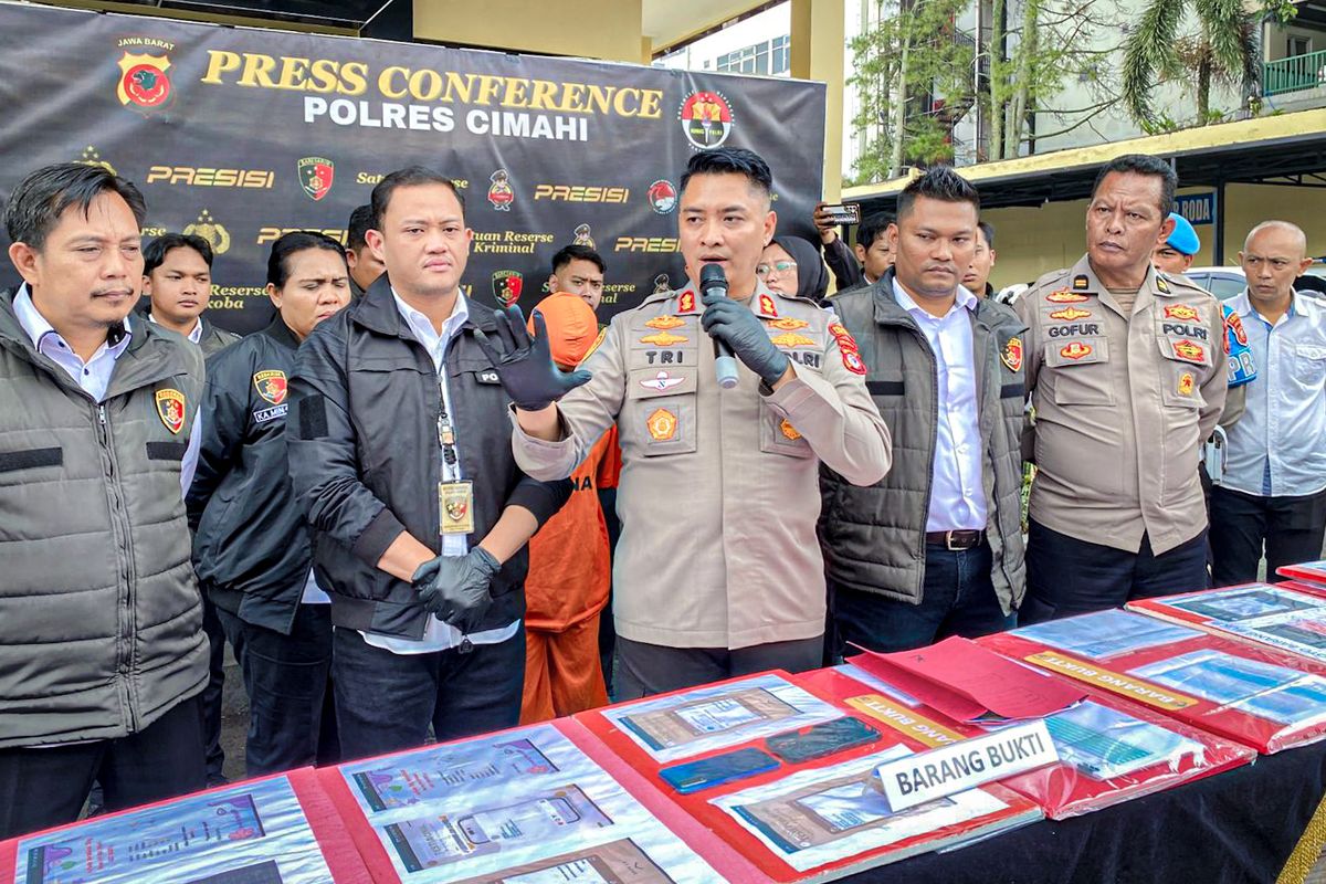 Kapolres Cimahi, AKBP Tri Suhartanto mengungkap kasus penipuan dengan modus arisan online di Kota Cimahi, Jawa Barat, Senin (21/1/2025).