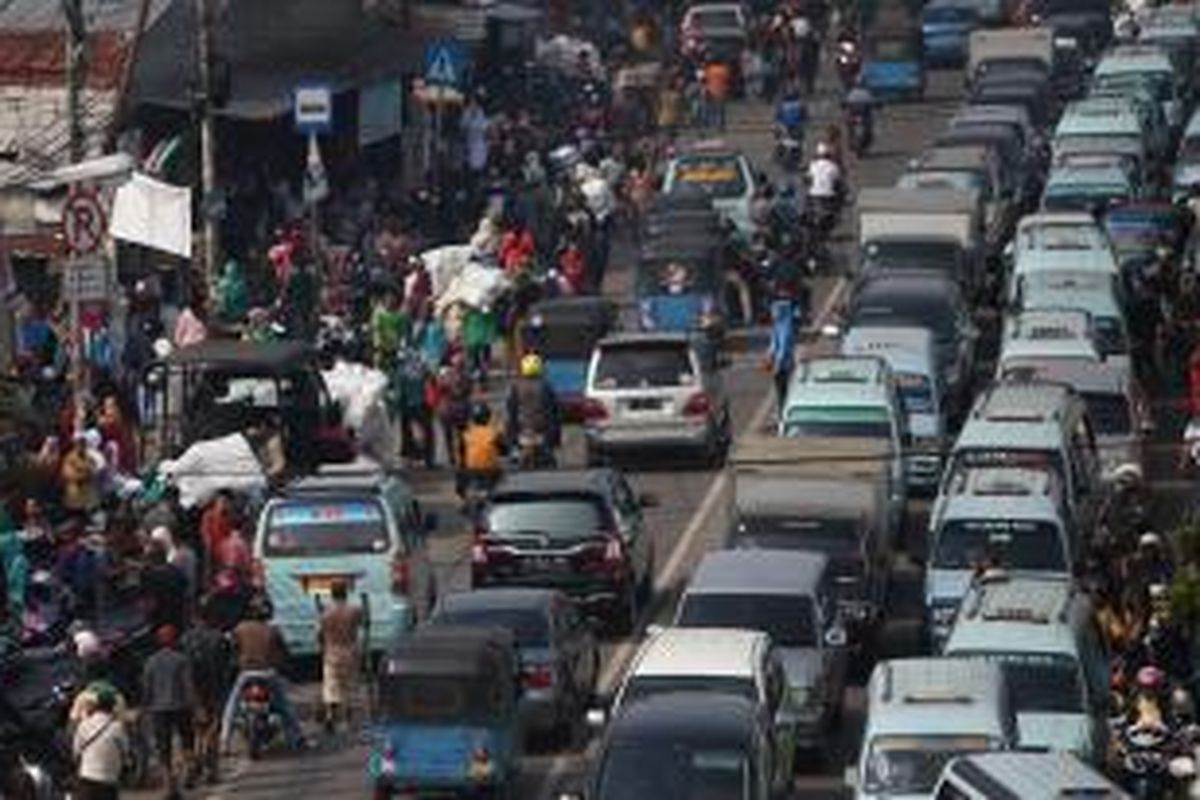 Pedagang kaki lima memenuhi trotoar sepanjang Jalan Jatibaru, Tanah Abang, Jakarta Pusat, Kamis (3/7/2014). Memasuki bulan Ramadhan, jumlah pembeli yang mencari busana muslim dan aksesorinya kian meningkat. KOMPAS/LUCKY PRANSISKA 