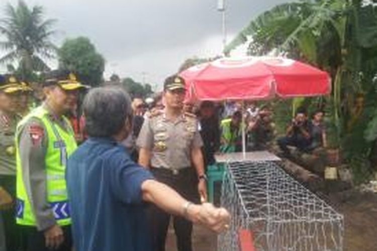Kapolri Jenderal Sutarman meninjau dan membuka kembali jembatan darurat Cibaruyan yangsempat ditutup akibat longsor, Minggu (27/7/2014)