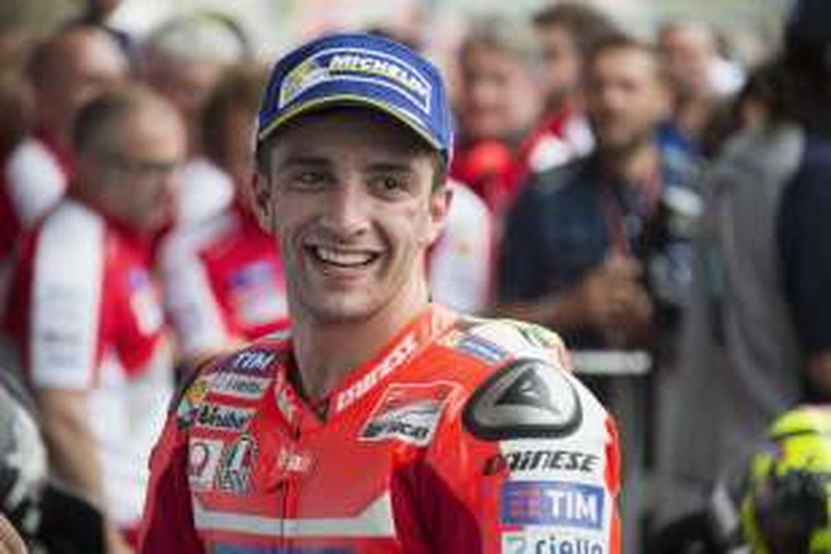 Pebalap Ducati asal Italia, Andrea Iannone, merayakan setelah berhasil finis di urutan ketiga pada balapan GP Americas di Circuit of The Americas (COTA), Minggu (10/4/2016).