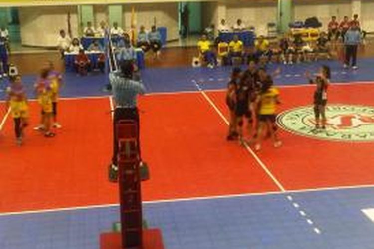 Jakarta Popsivo PGN saat melawan Gresik Petrokimia, dalam laga Proliga putaran II di GOR Ken Arok, Kota Malang, Jawa Timur, Jumat (31/1/2014).