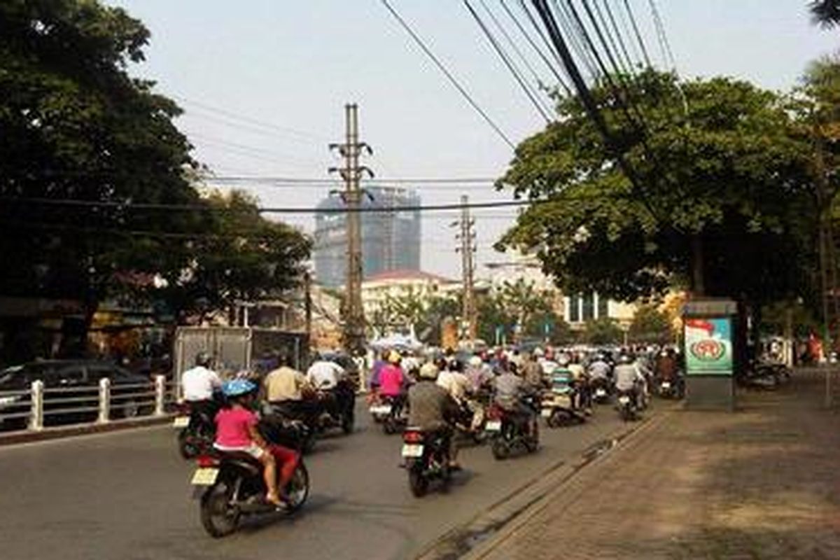 Salah satu sudut kota Hanoi yang ramai, seperti di Jakarta yang sesak dengan sepeda motor.