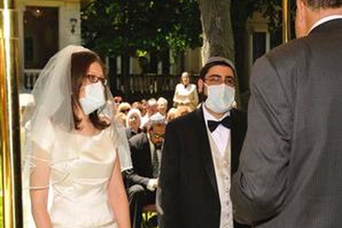 Llana Jackson (kiri) dan Jeremy Fierstien memakai masker dalam pernikahan mereka.