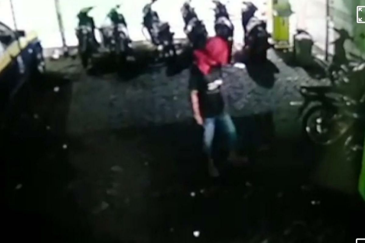 Pria diduga maling motor menutup wajahnya dengan sarung. 
