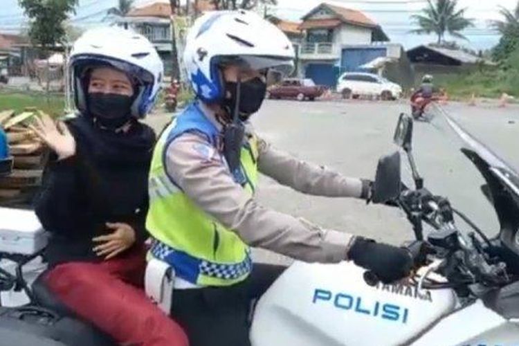 Seorang wanita muda yang sedang hamil di Garut meminta dibonceng motor gede anggota Polres Garut, Minggu (23/1/2022).