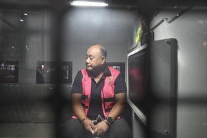 Nasib Dadan Hindayana Cs dalam Sehari: Dicopot dari BGN, Berakhir Pakai Rompi Tahanan