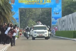 Turun dari Helikopter, Prabowo Naik Maung Datangi Arena HUT Ke-81 TNI