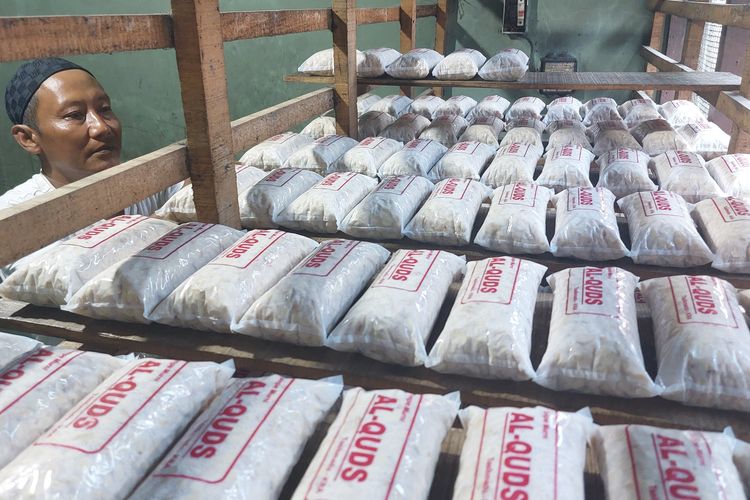 Perajin Tempe asal Karanganyar Bertahan Sambil Tunggu Keajaiban Harga Kedelai Impor dan Plastik Turun