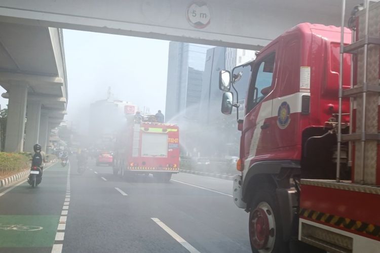 Sudin Gulkarmat Jakarta Timur menyemprot jalan protokol guna mengendalikan polusi udara di wilayah Ibu Kota dan sekitarnya, Jumat (25/8/2023).