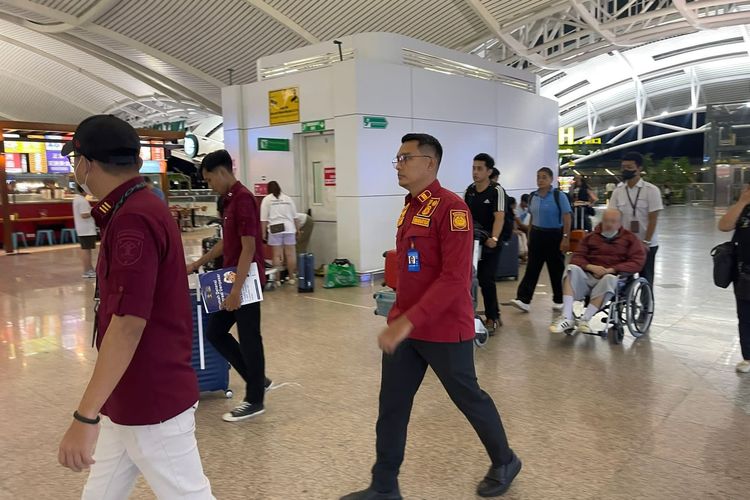 Kakek warga negara Belgia, berinisial  PGMG (61), duduk di kursi roda saat dideportasi melalui Bandara Internasional I Gusti Ngurah Rai, Tuban, Badung, Bali, Selasa (23/1/2024). Dia dideportasi karen hidup terlantar dalam kondisi sakit-sakitan di Bali. /Dok. Humas Kanwil Kemenkumham Bali