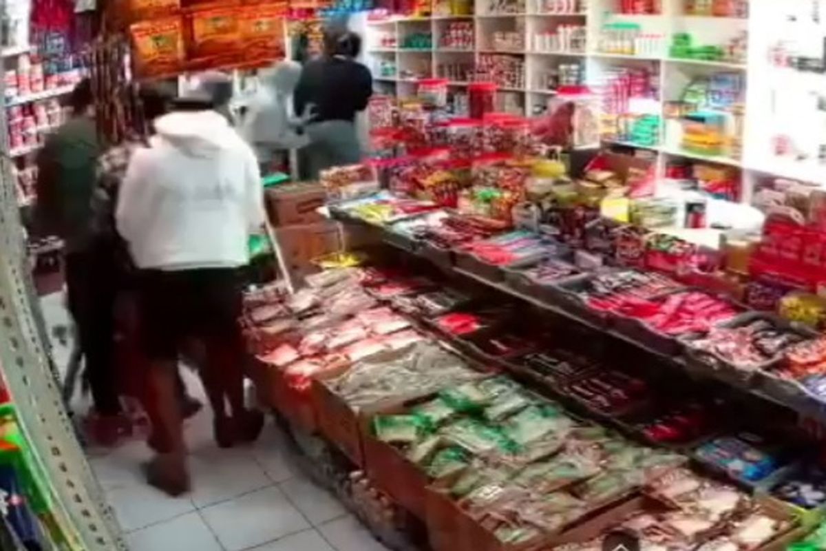 Sejumlah anggota geng motor menyerang warung warga di Jalan Karya, Kelurahan Karang Berombak, Kecamatan Medan Barat, Kota Medan, Kamis (16/1/2025).