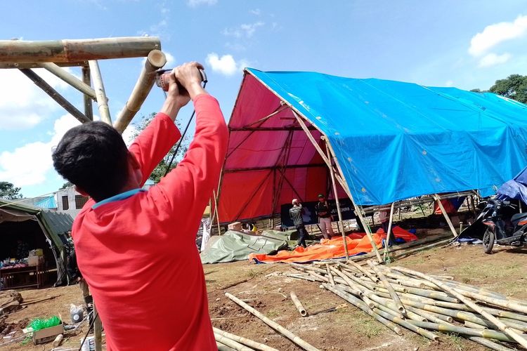 Shelter bambu dibangun di lokasi pengungsian di Kampung Garogol, Desa Cibulakan, Kecamatan Cugenang, Cianjur, Jawa Barat, untuk warga korban gempa magnitido 5,6.