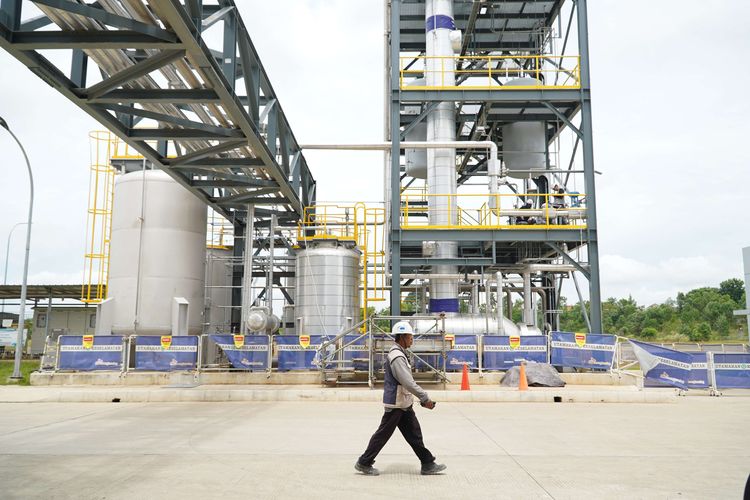 Pekerja melintas di sekitar fasilitas fraksionasi plasma PT SK Plasma Core Indonesia di Karawang, Jawa Barat, Kamis (18/12/2025).  Setelah proses pembangunan selesai, fasilitas ini mampu mengolah 600.000 liter plasma per tahun. Pabrik plasma terbesar di Asia Tenggara ini diharapkan dapat memenuhi kebutuhan nasional terhadap Produk Obat Derivat Plasma (PODP) seperti albumin dan imunoglobulin intravena.