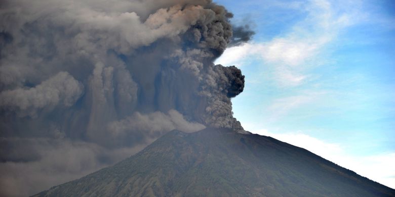 Erupsi Gunung Agung terlihat dari Kubu, Karangasem, Bali, 26 November 2017. Gunung Agung terus menyemburkan asap dan abu vulkanik dengan ketinggian yang terus meningkat, mencapai ketinggian 3.000 meter dari puncak. Letusan juga disertai dentuman yang terdengar sampai radius 12 kilometer.