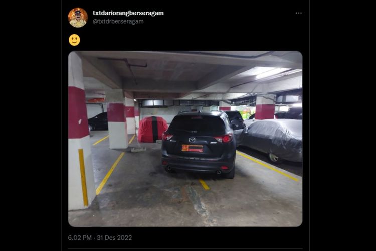 Sebuah unggahan beredar di Twitter yang memperlihatkan mobil dengan pelat nomor TNI parkir sembarangan.
