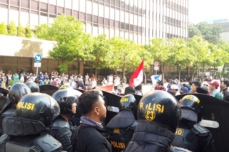 Situasi di Bawaslu RI kembali kondusif setelah aksi lempar-lemparan batu, Rabu (22/5/2019)