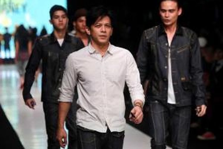 Ariel Noah berpose dengan model yang mengenakan busana rancangannya; ARL for Hardware pada Jakarta Fashion Week 2014 di Senayan City, Jakarta, Minggu (20/10/2013). Sebanyak 240 desainer dan fashion label ambil bagian dalam acara yang berlangsung hingga 25 Oktober ini.