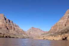 Menikmati Sensasi Jurang Grand Canyon dari Jembatan Kaca