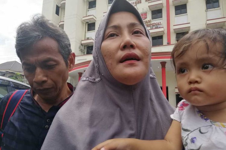 Zikria Dzatil, tersangka Penghina Wali Kota Surabaya Tri Rismaharini dijemput suaminya Daru Asmara Jaya, usai dibebaskan setelah penangguhan penahanannya dikabulkan penyidik Polrestabes Surabaya, Senin (17/2/2020).