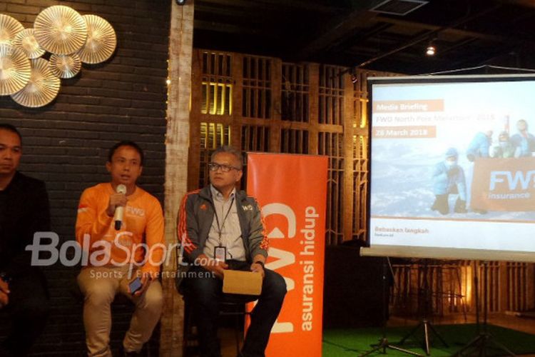 Pelari pertama Indonesia yang akan beraksi pada FWD North Pole Marathon, Fedi Fianto (tengah), berbicara dalam acara media briefing di Kaffeine, SCBD, Jakarta, Rabu (28/3/2018).
