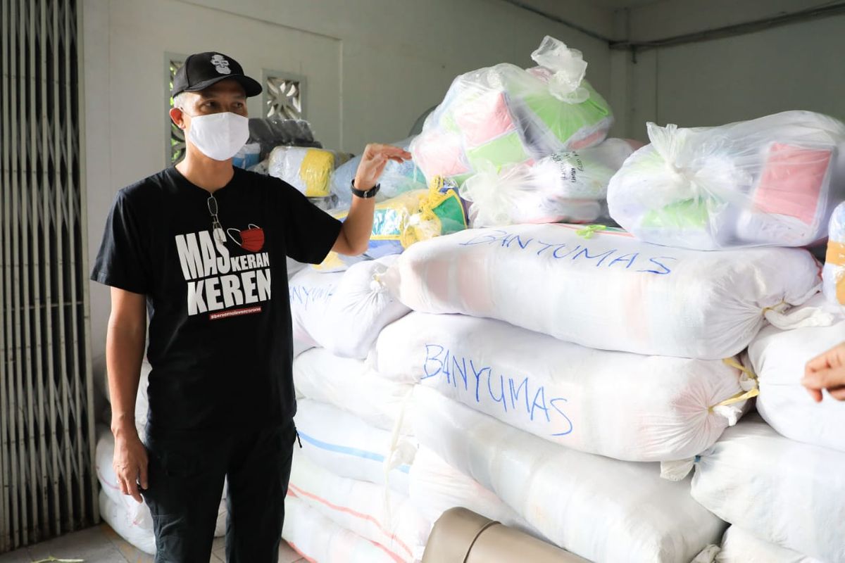 Gubernur Jateng Ganjar Pranowo saat saat meninjau gudang masker di Kantor Dinkop UKM Jateng, Minggu (17/5/2020).