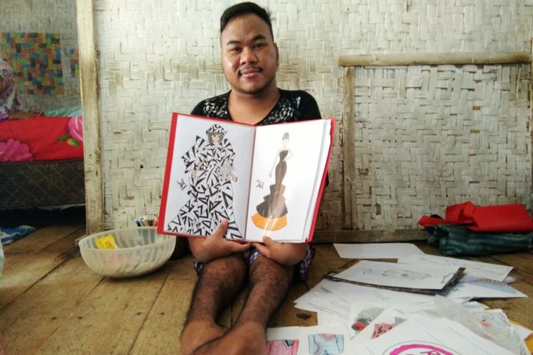 Rahmat Hidayat saat memperlihatkan karya-karya desain busana di kediamannya, di Kampung Ciawitali RT 02 RW 06 Desa Sindangkerta, Kecamatan Sindangkerta, Kabupaten Bandung Barat.  