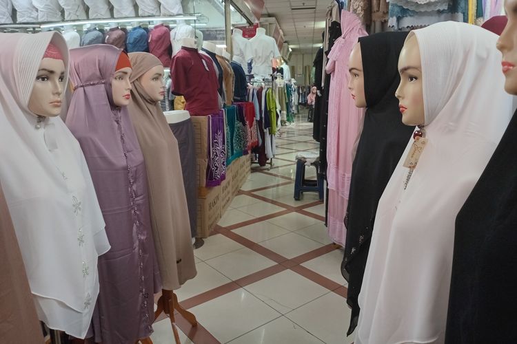 Deretan koleksi hijab berbahan ceruti di etalase sejumlah toko yang terletak di lantai 5 Blok B Pasar Tanah Abang, Jakarta Pusat, Kamis (4/4/2024).