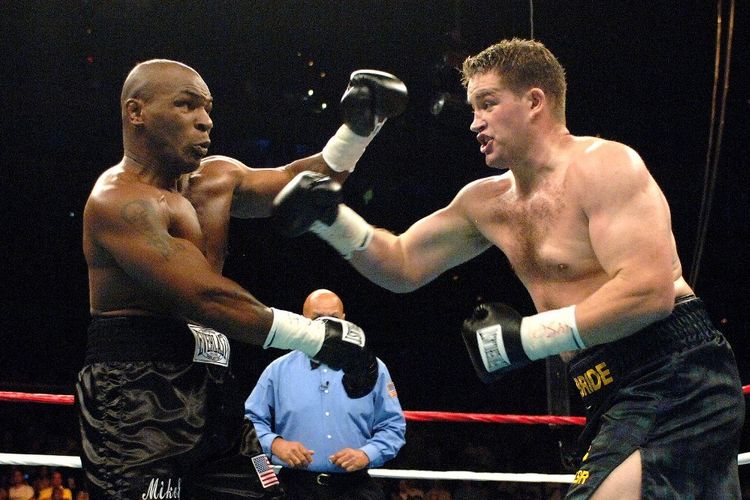 Mike Tyson (kiri) saat melawan Kevin McBride (kanan) dalam duel di MCI Arena, Washington DC, Amerika Serikat, pada 11 Juni 2005.
