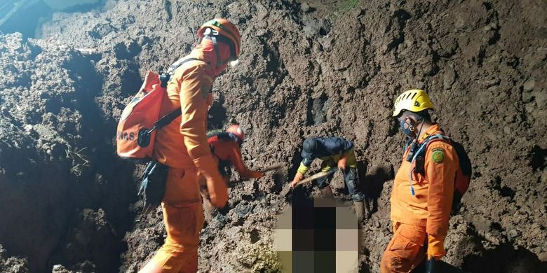 Tim SAR gabungan kembali menemukan satu korban tewas longsor di Cimanggung, Sumedang, Jawa Barat, Senin (12/1/2021) malam pukul 21.05 WIB. 
