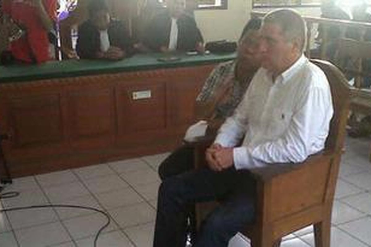 Julian Anthony Ponder (43) mendengarkan putusan hakim atas kasus kepemilikan 21,68 gram kokain dalam sidang di Pengadilan Negeri Denpasar, Selasa (29/01/2013).