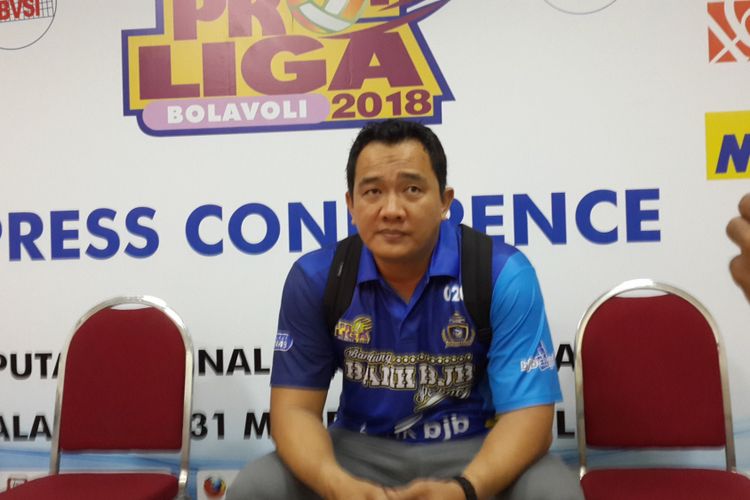 Pelatih Bandung Bank BJB Pakuan, Octavian dalam konferensi pers usai mengalahkan Jakarta Electrik PLN dalam final four putaran pertama Proliga 2018 di Gor Ken Arok, Kota Malang, Jumat (30/3/2018)