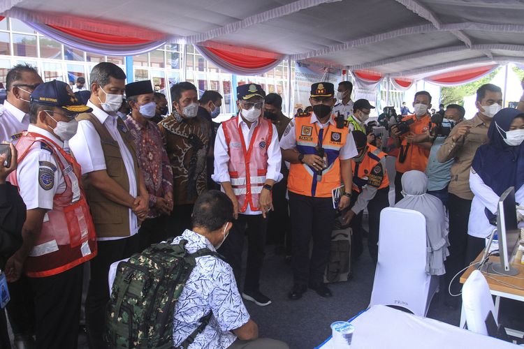 Ketua Satgas Covid-19 Doni Monardo dan Menteri Perubungan Budi Karya Sumadi saat melakukan pengecekan tes GeNoseC-19 kepada penumpang di terminal Alang-Alang Lebar (AAL) Palembang, Sabtu (22/5/2021).