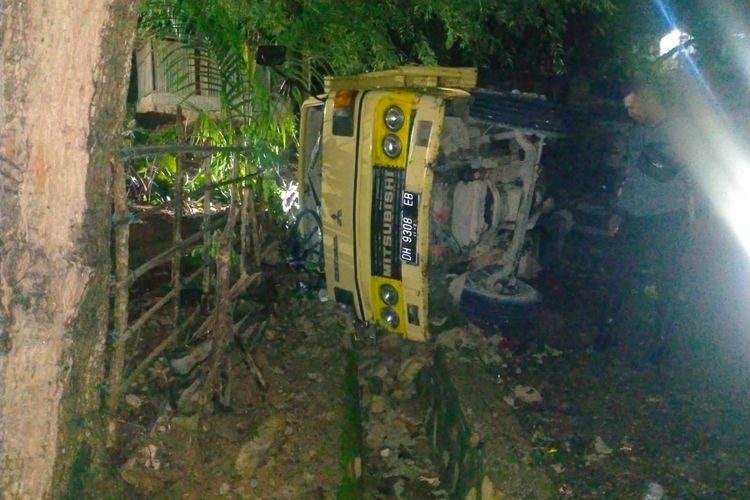 Mobil dump truk jenis Mitsubishi Colt Diesel 120 PS, dengan nomor polisi DH 9308 EB dikemudikan Dominggus Manao, terbalik dan menewaskan empat orang dan 30 orang terluka