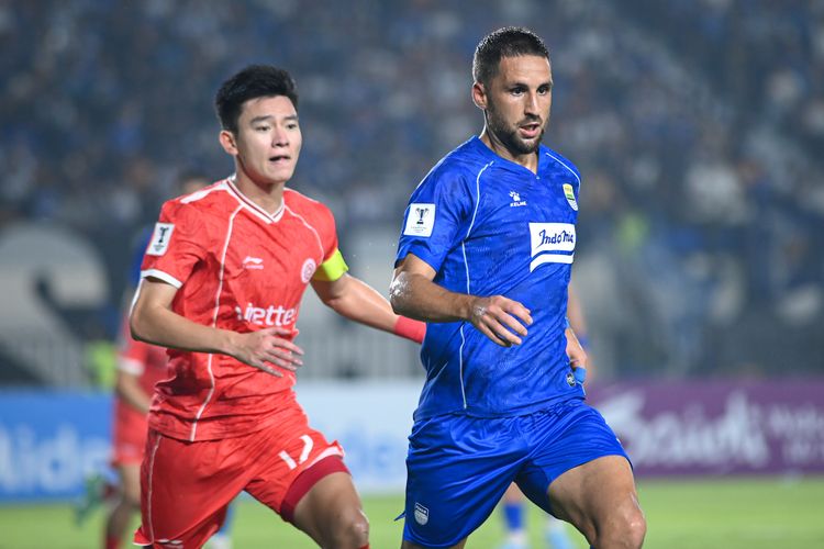 Gelandang asal Argentina Luciano Guaycochea kembali merumput bersama Persib Bandung usai melewatkan sekitar tujuh laga sejak awal musim, ia tampil dalam laga lanjutan fase grup AFC Champions League Two (ACL 2) 2026-2027, melawan The Cong-Viettel (Vietnam) Rabu (14/10/2026) di Stadion Si Jalak Harupat, Soreang, Kabupaten Bandung. 