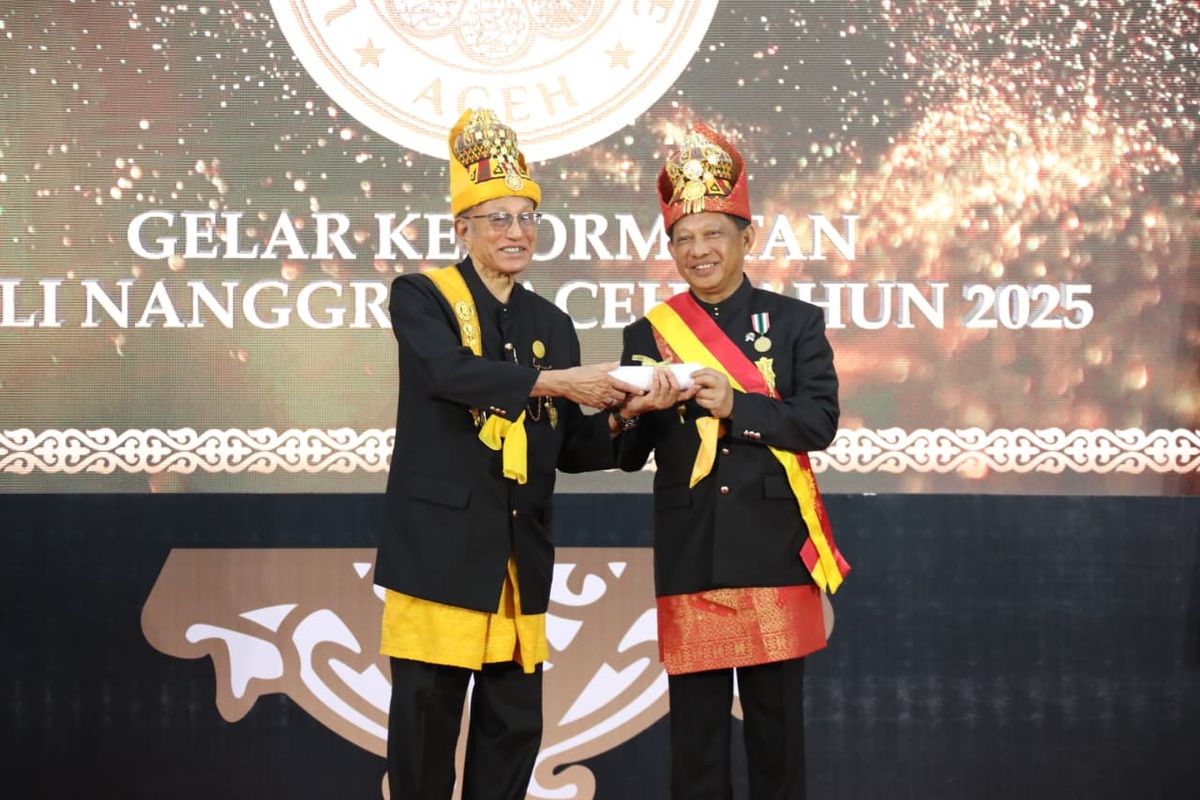 Mendagri Tito menerima gelar kehormatan ?Petua Panglima Hukom? dari Lembaga Wali Nanggroe Aceh.
