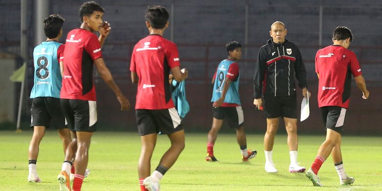 Pemain Timnas U20 Indonesia menjalani latihan yang menjadi bagian dari pemusatan latihan di Gelora 10 November Surabaya, Jawa Timur, Kamis (5/3/2026) malam.