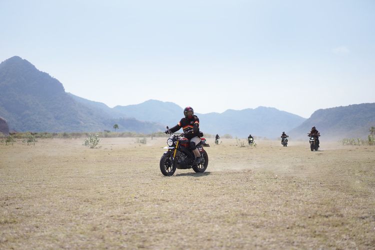 Untuk dapat riding di Padang Savana Mausui, pastikan kamu menggunakan motor yang tangguh untuk menaklukkan medan tersebut. Adapun motor yang digunakan menggunakan ban besar, punya spek ergonomis, serta dilengkapi handlebar dengan stabilizer agar nyaman ketika berkendara di padang rumput.