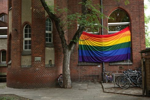 Masjid di Berlin Jerman Kibarkan Bendera Pelangi untuk Dukung LGBT