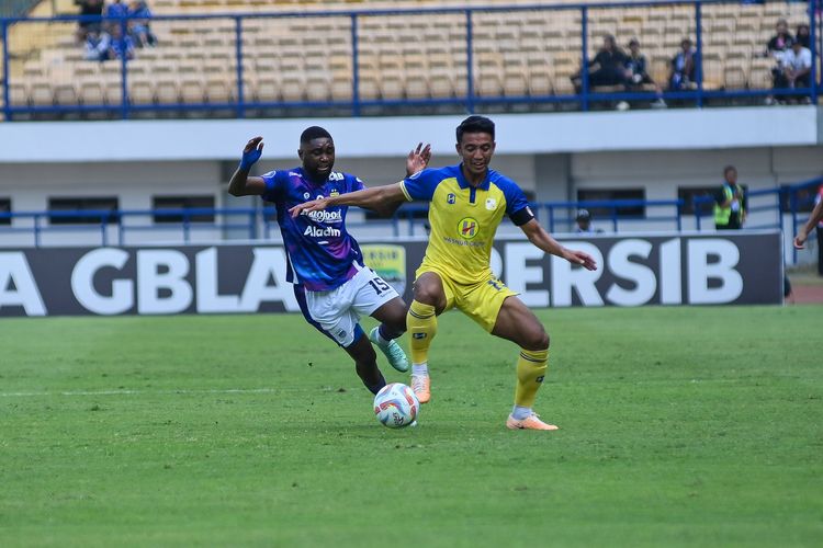Bayu Pradana gelandang Barito Putera menguasai bola dibayangi pemain Persib Levy Madinda dalam pertandingan pekan ke-8 Liga 1 2023-2024 di Stadion Gelora Bandung Lautan Api (GBLA). 