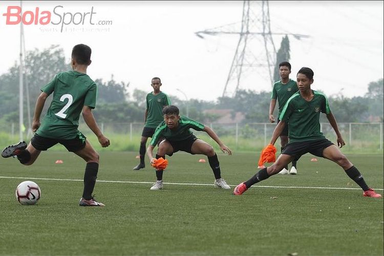 Pemain Timnas U-16 Indonesia menjalani pemusatan latihan di National Youth Training Center (NYTC), Sawangan, Depok, Jawa Barat, Senin (13/5/2019). Timnas asuhan Bima Sakti ini disiapkan untuk Piala AFF U-16 2019.
